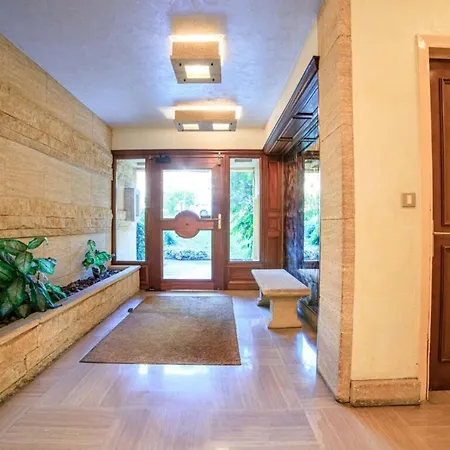 Air-conditioned With Furnished Terrace Swimming Pool & A Parking 公寓 *